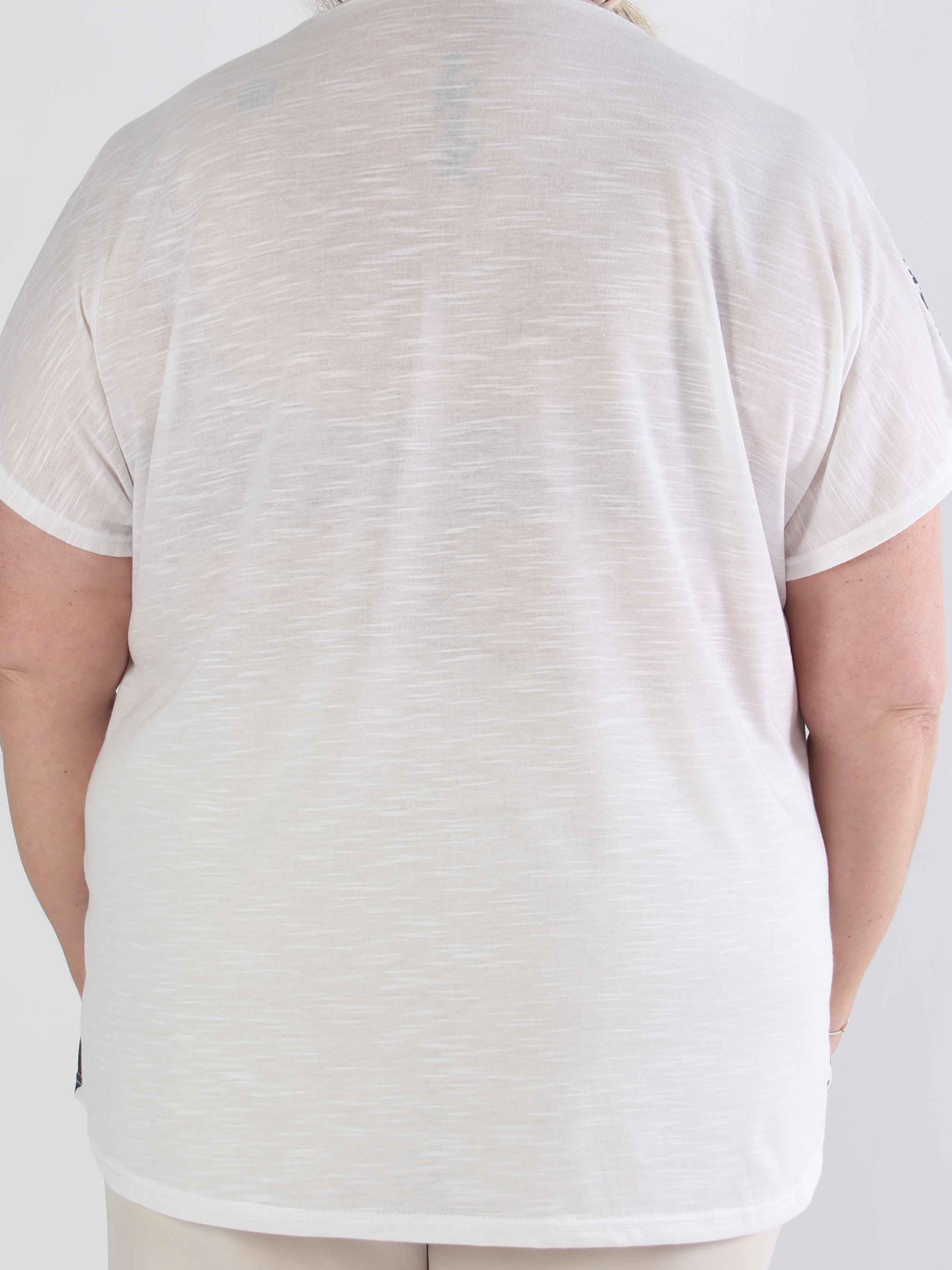 Merle - Hvid plus size t-shirt med motiver og v-udskæring